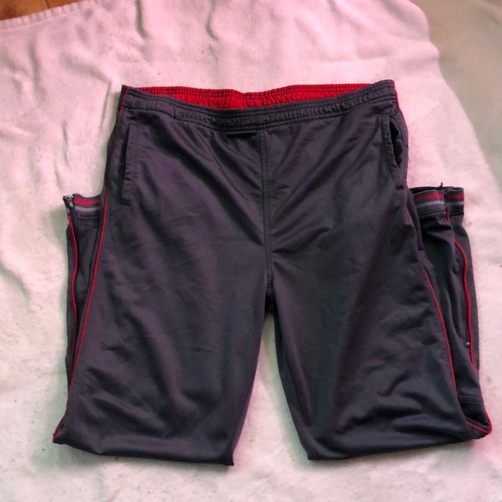 Wilson boy jogging pants in dark gray with details in red.  Size  XL (18/20)